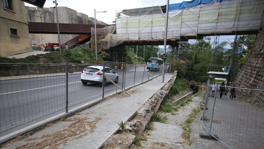 La pasarela del Labrit, tapada por una lona desde que se iniciaron los trabajos.