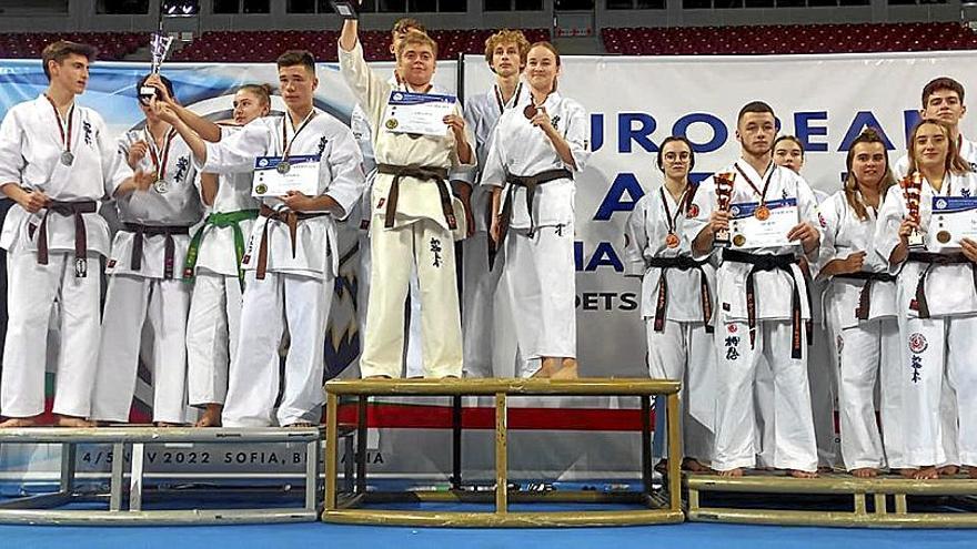 Los karatekas del Fitness Gasteiz, en el tercer cajón del podio en Sofía.