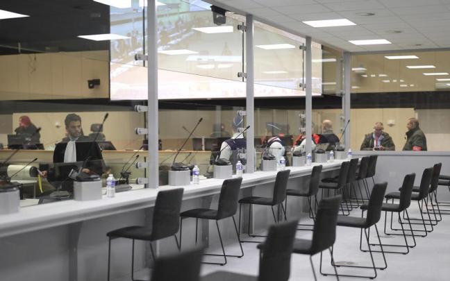 La zona de la sala de audiencias para los acusados, vacía.