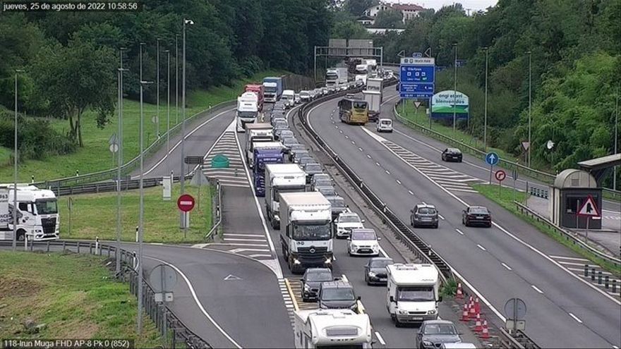 Retenciones en la AP-8 en Irun del pasado jueves.