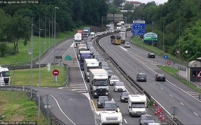 Retenciones en la AP-8 en Irun del pasado jueves. Retenciones en la AP-8 en Irun del pasado jueves.