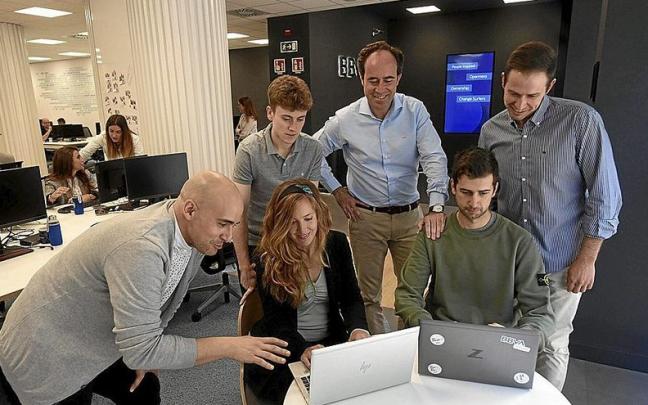 Parte del equipo de BBVA IT, en la sede de la capital vizcaína, junto a su director general, Javier Saiz. | FOTOS: JOSÉ MARIA MARTÍNEZ Parte del equipo de BBVA IT, en la sede de la capital vizcaína, junto a su director general, Javier Saiz. | FOTOS: JOSÉ MARIA MARTÍNEZ