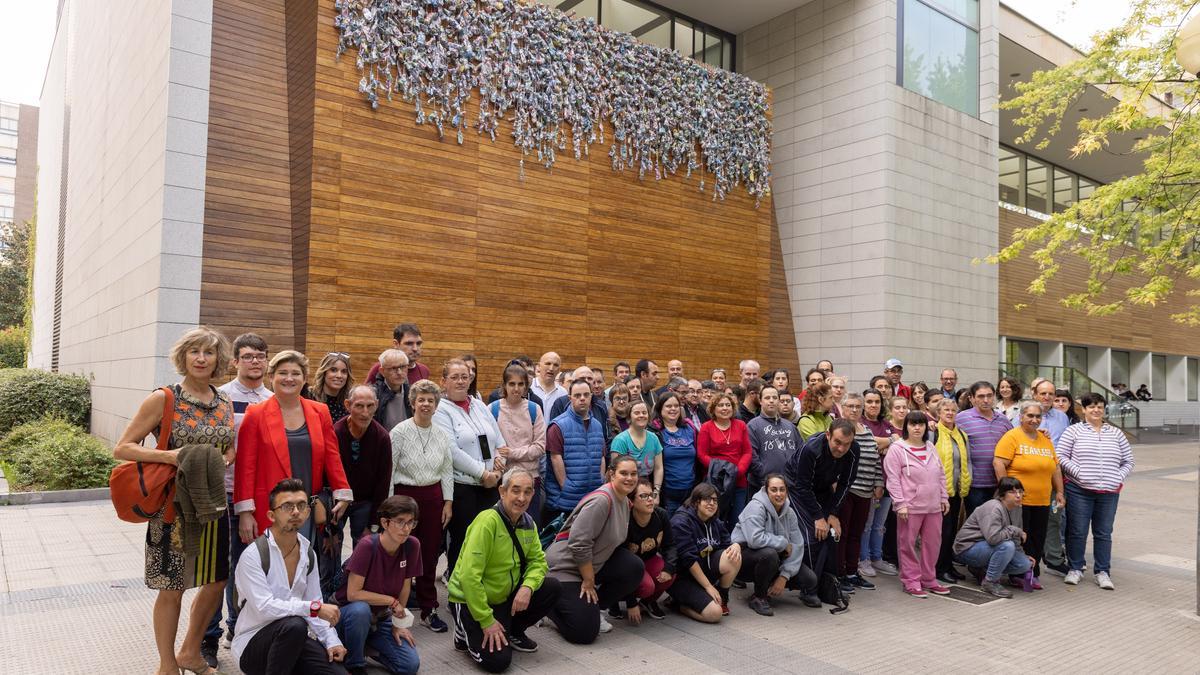La instalación artística ‘Embotellando Colores’, con 3.200 botellas recicladas