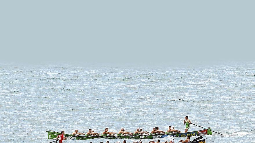 Urdaibai y Hondarribia se cruzan durante la crono de la primera jornada de la Bandera de Zarautz. | FOTO: AITOR ARRIZABALAGA/EUSKO LABEL LIGA