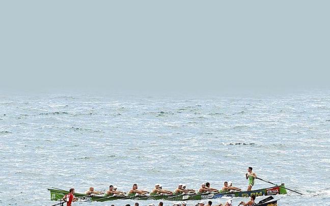 Urdaibai y Hondarribia se cruzan durante la crono de la primera jornada de la Bandera de Zarautz. | FOTO: AITOR ARRIZABALAGA/EUSKO LABEL LIGA