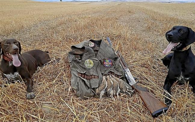 Dos perros utilizados para la caza posan con varias aves cazadas. | FOTO: N.G.