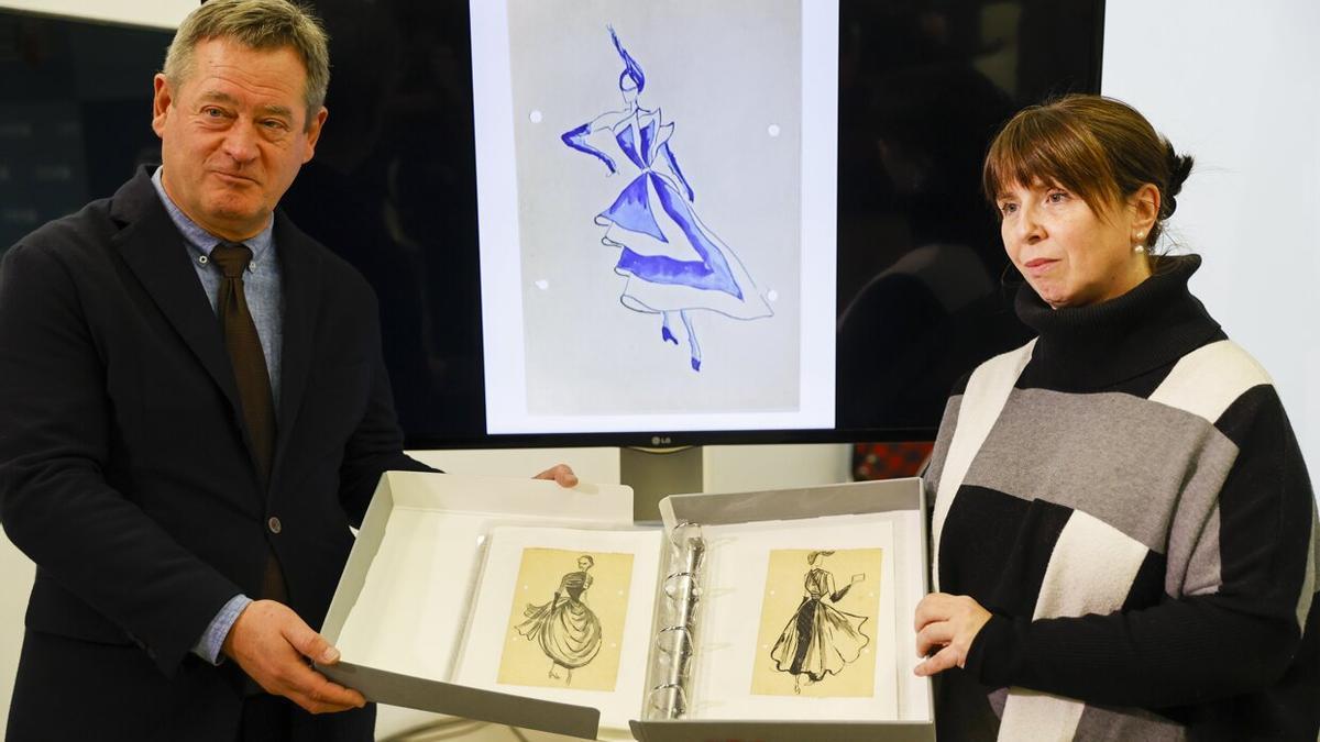 El consejero Bingen Zupiria (i) y Miren Vives, directora del Museo Balenciaga, muestran este lunes los dibujos y documentos de Cristóbal Balenciaga que acaba de adquirir el Gobierno Vasco.