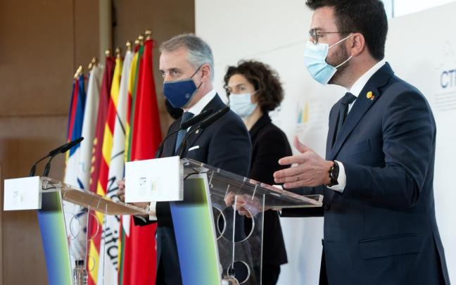 El lehenkadari, Íñigo Urkullu, y el president de la Generalitat, Pere Aragonès, tras una reunión bilateral.