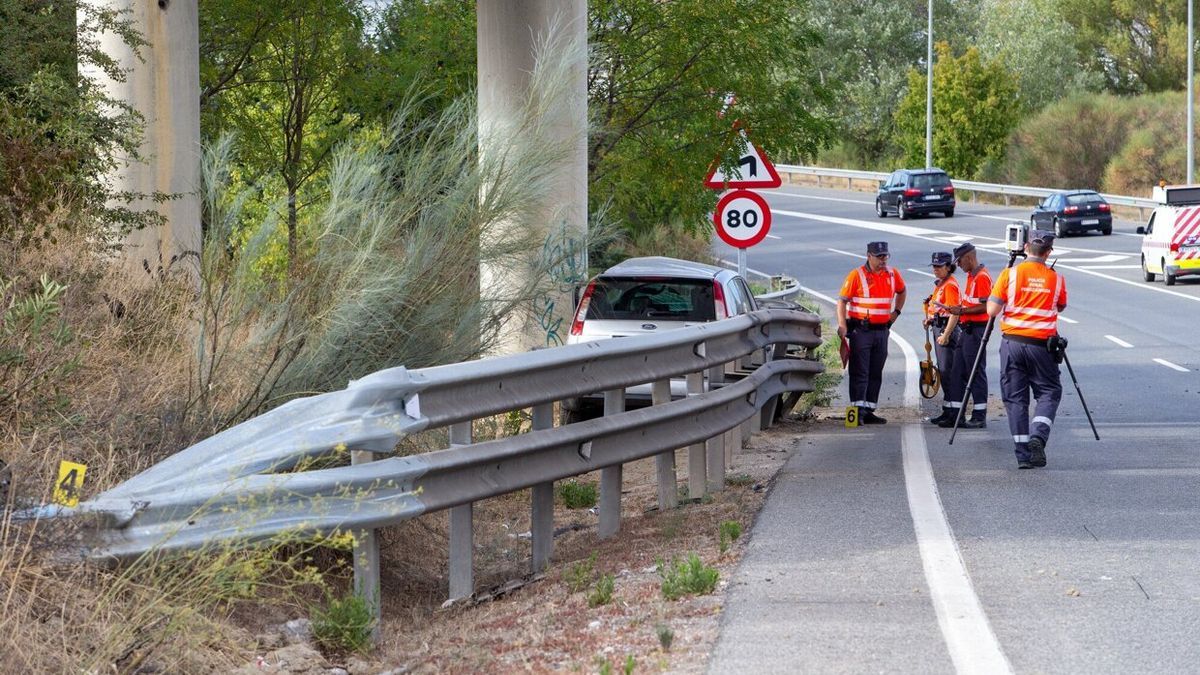 El vehículo saltó por encima del guardarraíl.