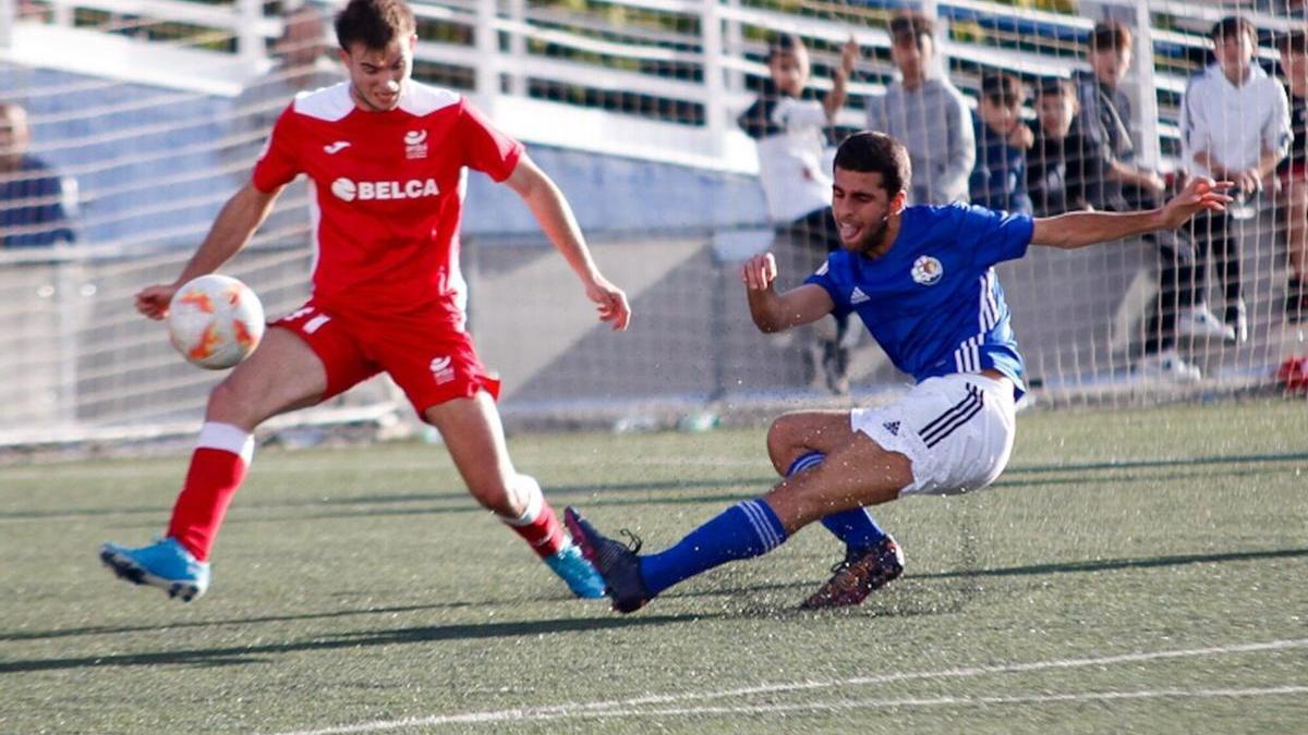 Julen Pavón (Txantrea) dispara a portería ante la presencia de Mikel San Martín (Ardoi).