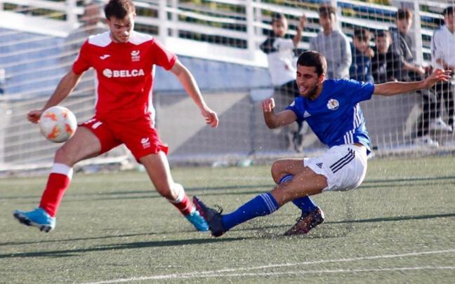 Julen Pavón (Txantrea) dispara a portería ante la presencia de Mikel San Martín (Ardoi). Julen Pavón (Txantrea) dispara a portería ante la presencia de Mikel San Martín (Ardoi).