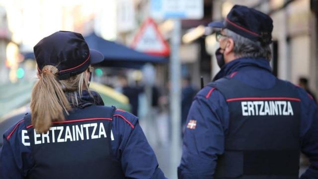 Agentes de la Ertzaintza.