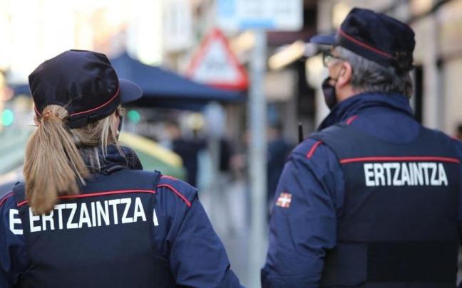 Agentes de la Ertzaintza. Agentes de la Ertzaintza.