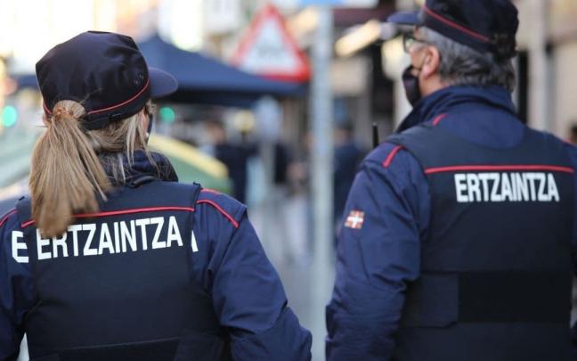 Agentes de la Ertzaintza. Agentes de la Ertzaintza.