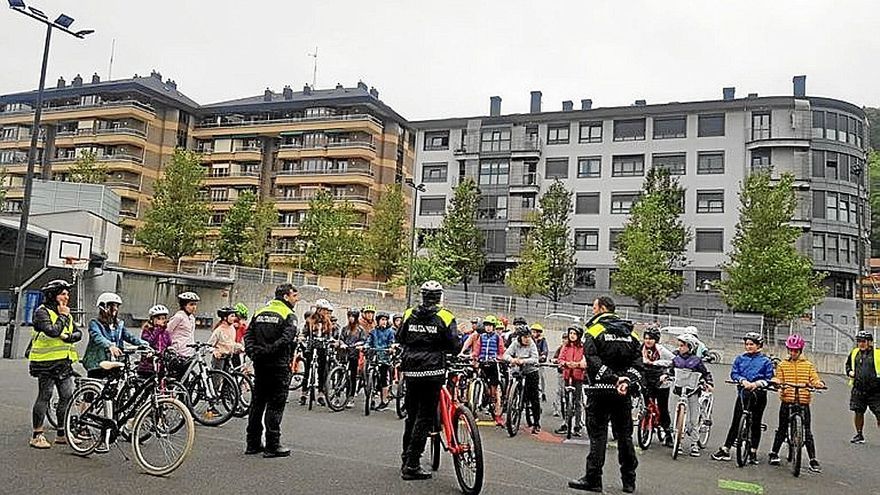 Escolares de Tolosa junto a agentes de la policía municipal. | FOTO: N.G.