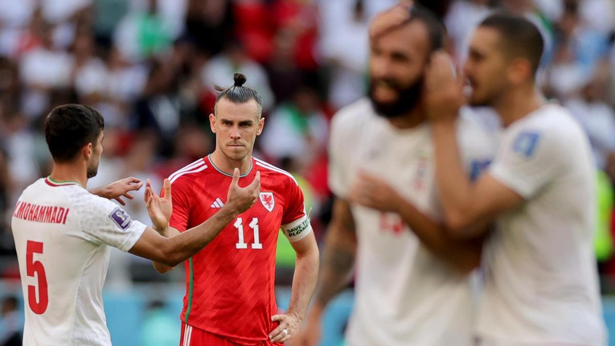 Bale saluda a un jugador iraní al final del partido.