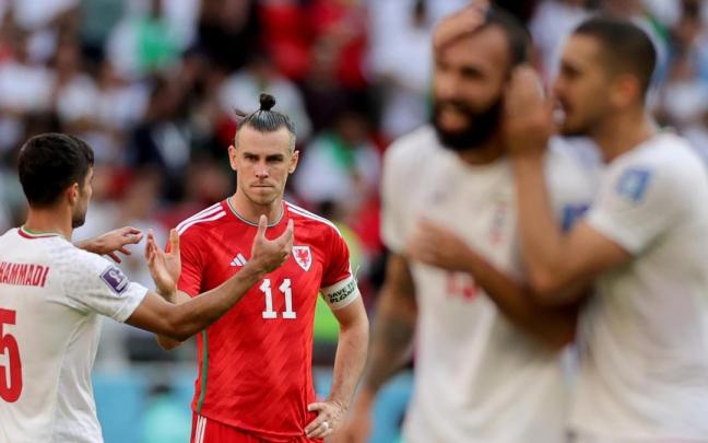 Bale saluda a un jugador iran&iacute; al final del partido.