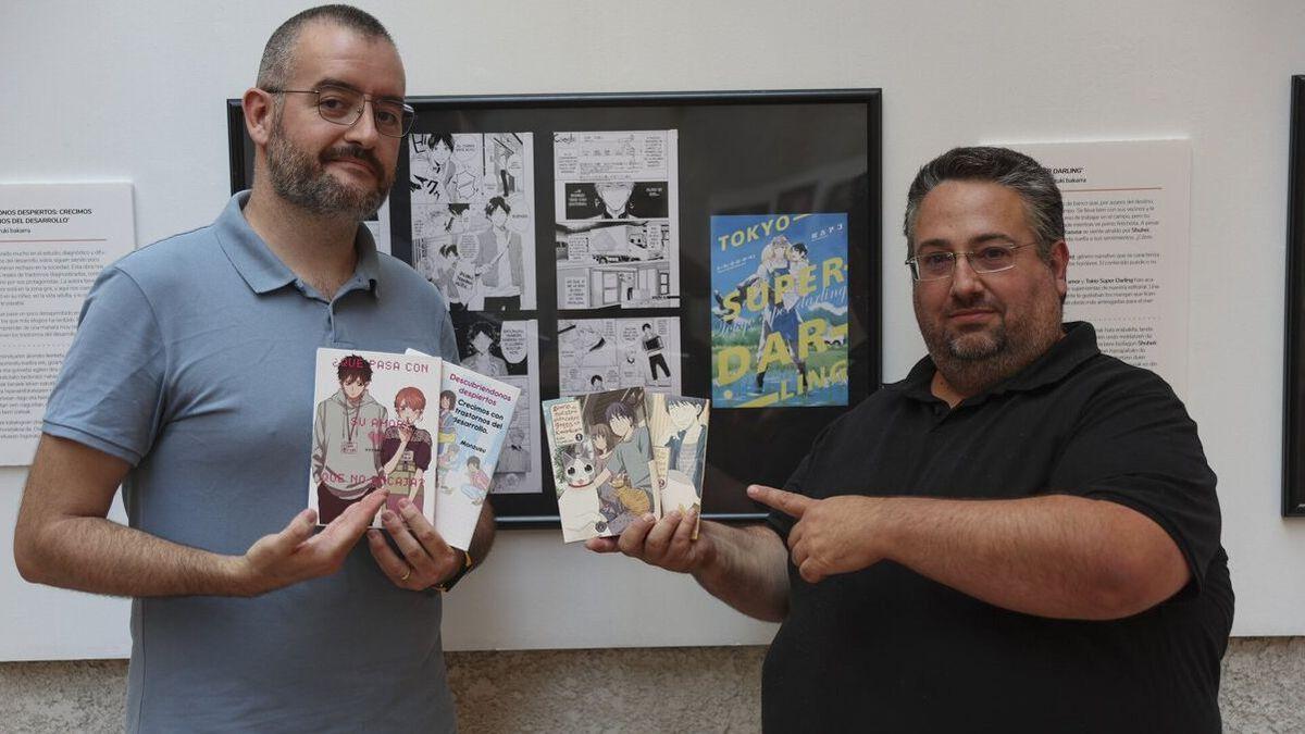 Samuel González e Iñaki Pueyo posan en la exposición de Odaiba que puede verse en el Condestable.