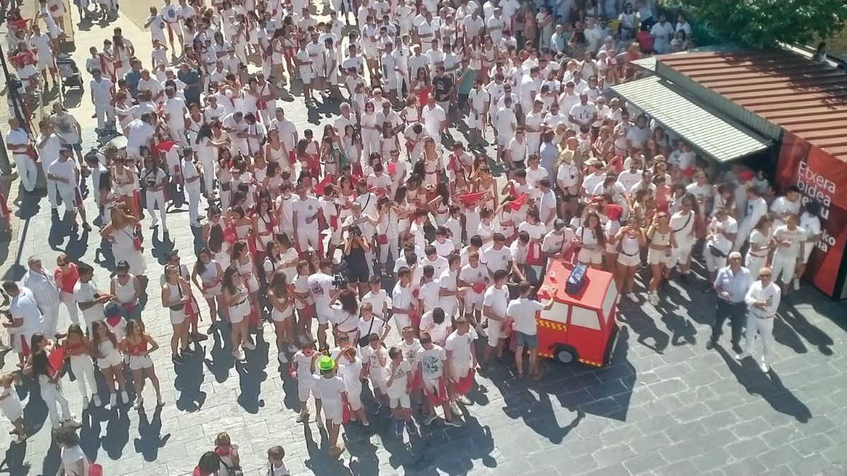 La plaza, a rebosar de jóvenes.