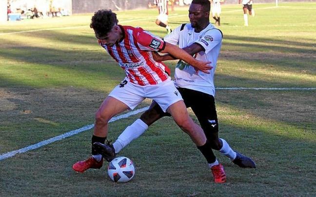 Kanouté presiona a un jugador rival.