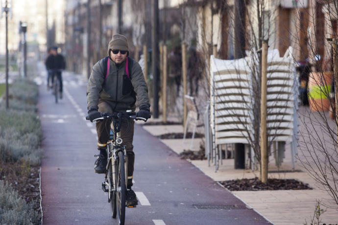 Un ciclista en un bidegorri.