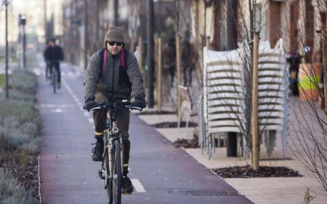 Un ciclista en un bidegorri. Un ciclista en un bidegorri.