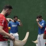 Olharan L&oacute;pez y Erkiaga Etcheto, en el front&oacute;n del Club Deportivo.