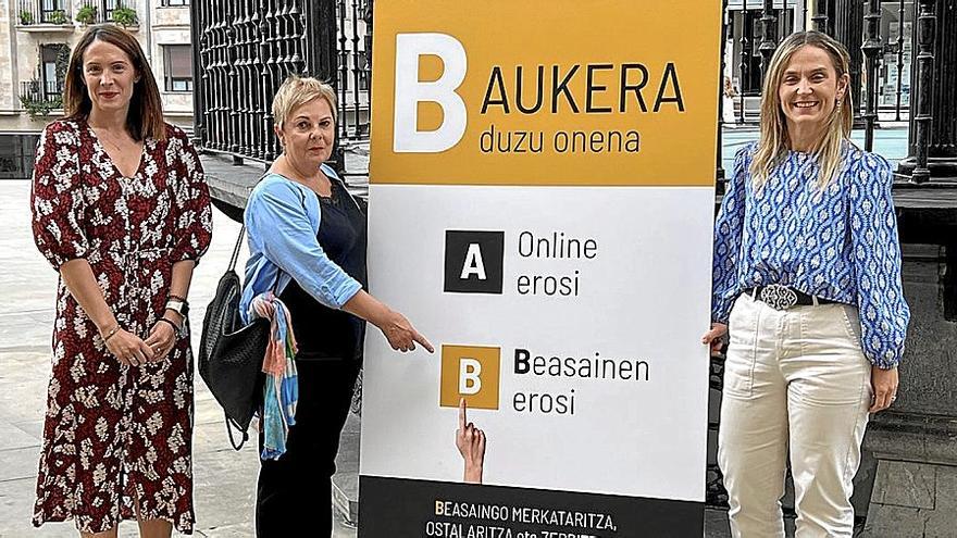 La alcaldesa de Beasain, Leire Artola, a la derecha, junto al cartel de la nueva campaña.