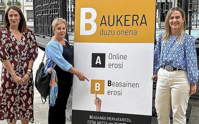 La alcaldesa de Beasain, Leire Artola, a la derecha, junto al cartel de la nueva campa&ntilde;a.