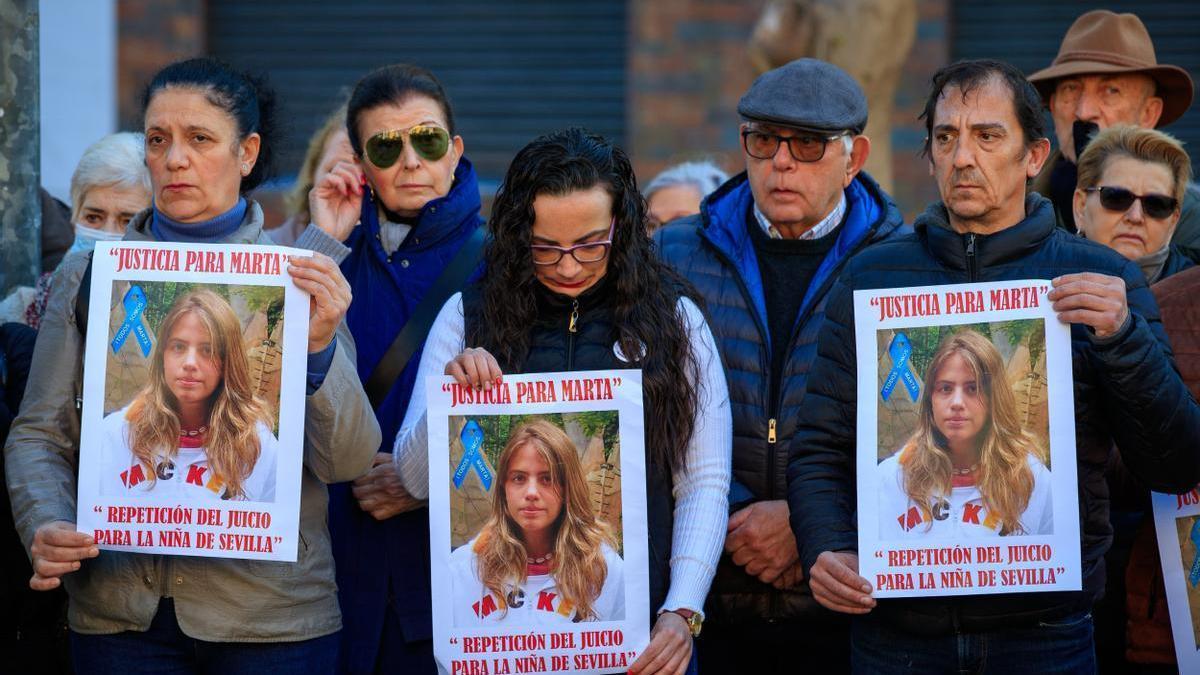 Vecinos de Marta del Castillo han acompañado al abuelo de la joven, que ha comparecido ante los medios.