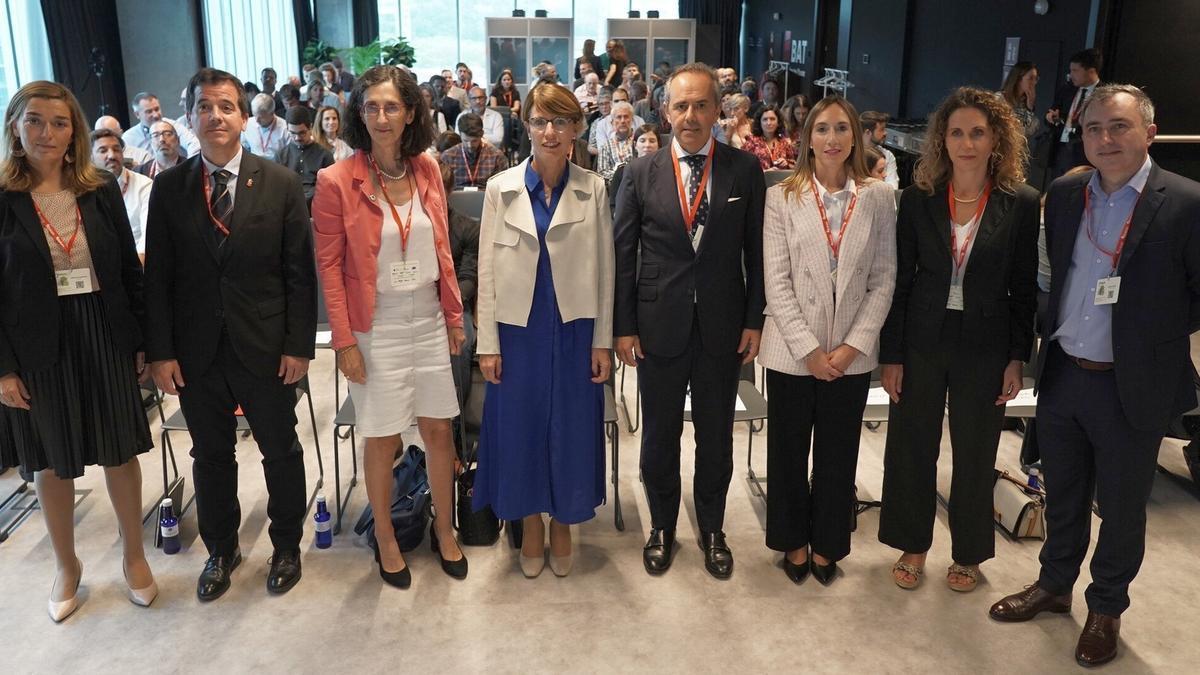 En el centro, Mikel Irujo, Françoise Jeanson –vicepresidenta de Salud Silver Economy en el Consejo Regional de Nueva Aquitania–, Estíbaliz Hernáez y Asier Albizu