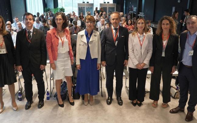 En el centro, Mikel Irujo, Fran&ccedil;oise Jeanson &ndash;vicepresidenta de Salud Silver Economy en el Consejo Regional de Nueva Aquitania&ndash;, Est&iacute;baliz Hern&aacute;ez y Asier Albizu