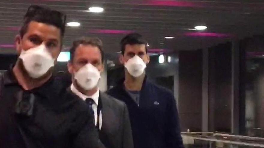 Djokovic en el aeropuerto de Melbourne tras ser deportado de Australia el pasado enero.