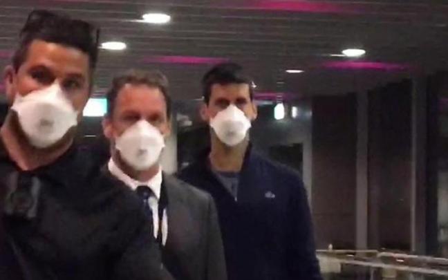 Djokovic en el aeropuerto de Melbourne tras ser deportado de Australia el pasado enero.