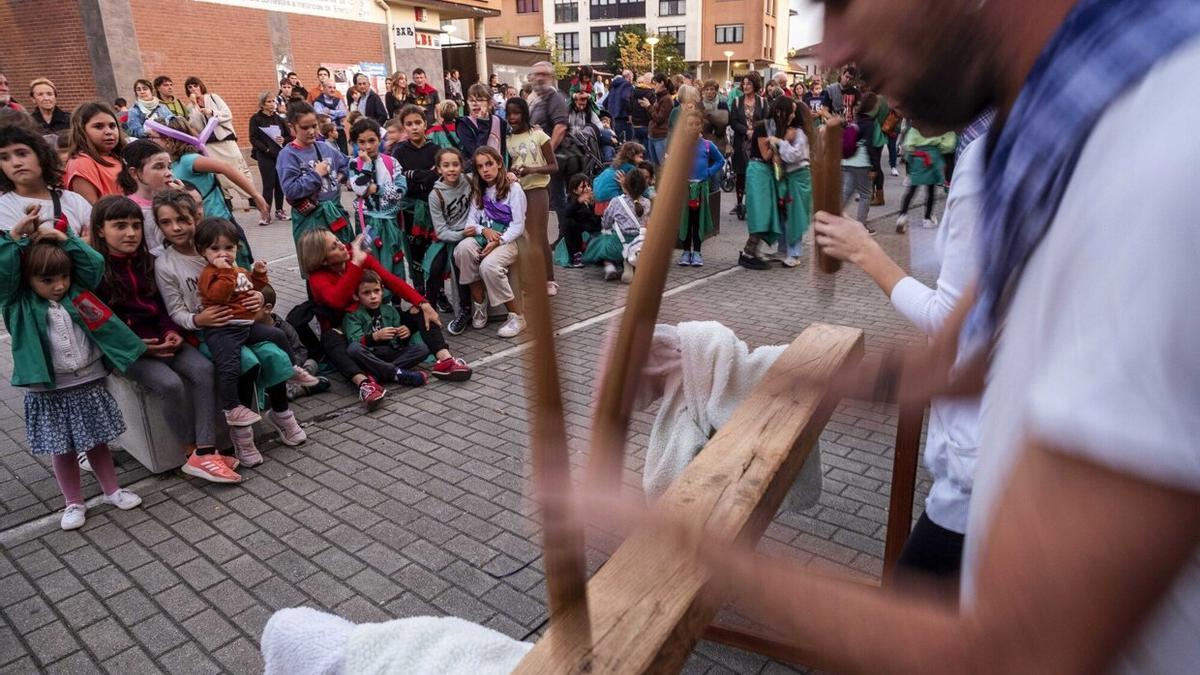 Los sonidos de la txalaparta anunciaron la llegada de las fiestas.