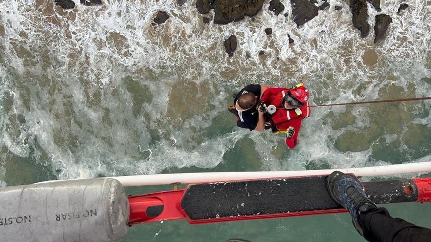 Rescate de un vizcaino de 53 años que quedó atrapado por la marea entre Noja y Santoña