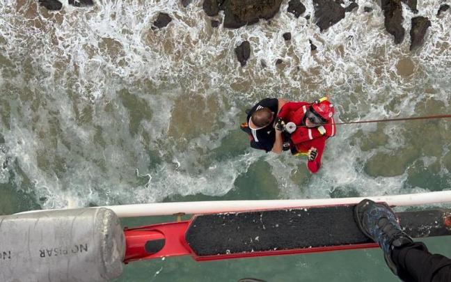 Rescate de un vizcaino de 53 años que quedó atrapado por la marea entre Noja y Santoña