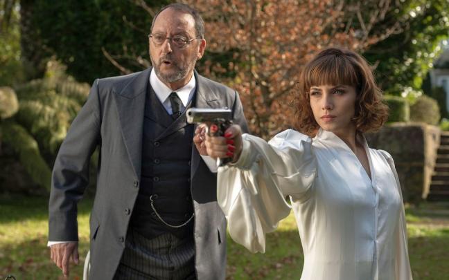 Jean Reno y Aura Garrido en una escena de la serie ‘Un asunto privado’. Jean Reno y Aura Garrido en una escena de la serie ‘Un asunto privado’.