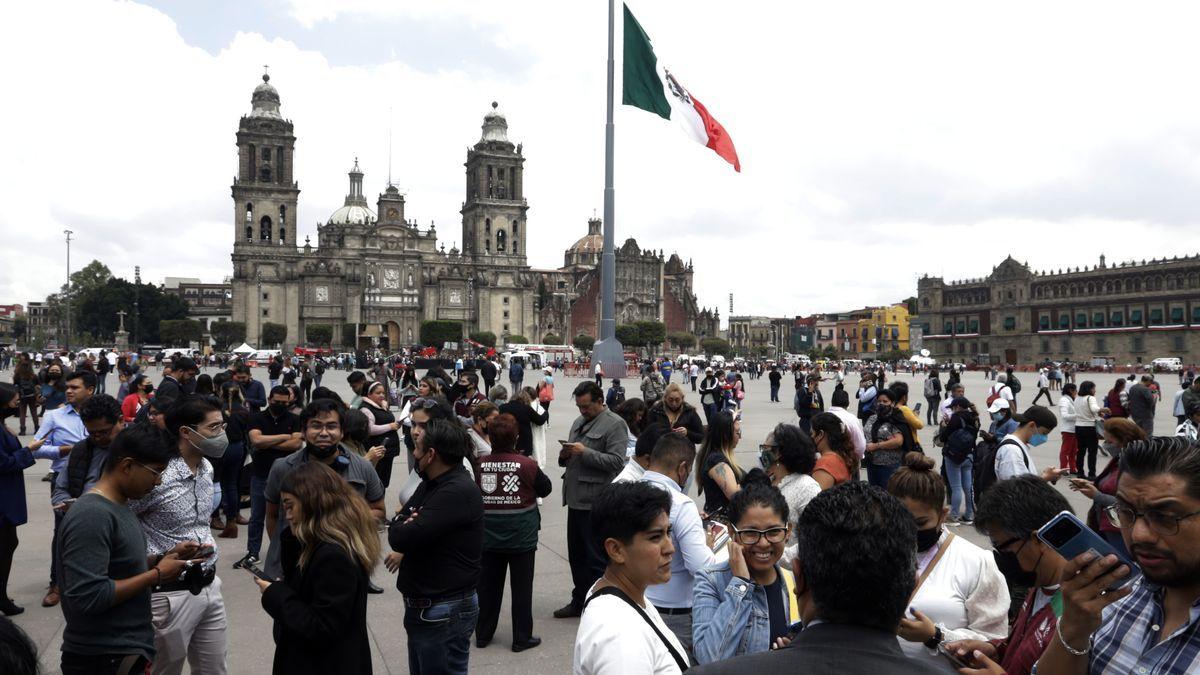 Cientos de personas fueron evacuadas de oficinas y edificios en la Ciudad de México tras registrarse un sismo de 7.7 grados en el Estado de Michoacán.
