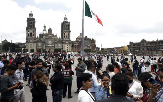 Cientos de personas fueron evacuadas de oficinas y edificios en la Ciudad de México tras registrarse un sismo de 7.7 grados en el Estado de Michoacán. Cientos de personas fueron evacuadas de oficinas y edificios en la Ciudad de México tras registrarse un sismo de 7.7 grados en el Estado de Michoacán.