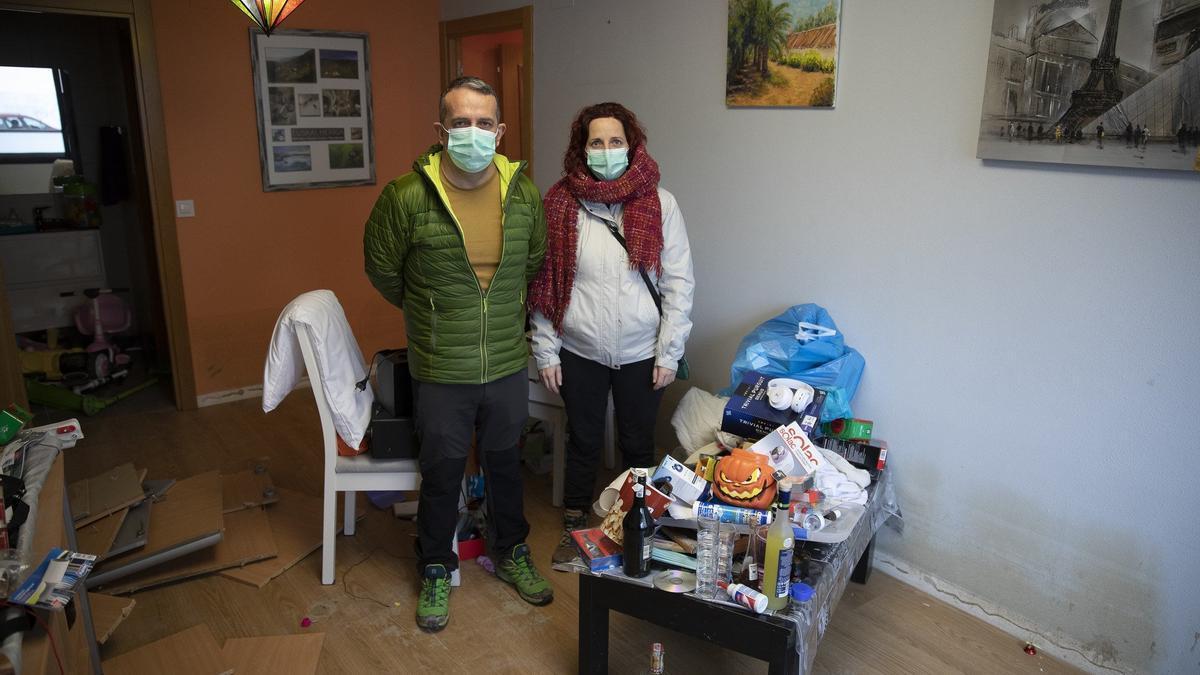 Adriano Becerra y Maite Barbarin posan en su hogar, el año pasado, en la calle Soto de Burlada, vacío del todo y arruinado un mes después de la gran riada.