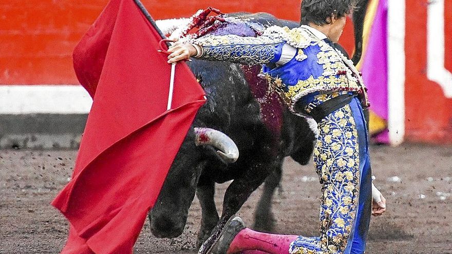 Momento en el que el tercer toro de la tarde alcanza a Roca Rey en uno de sus estatuarios | FOTOS: JOSÉ MARI MARTÍNEZ