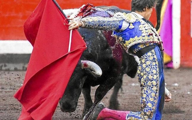 Momento en el que el tercer toro de la tarde alcanza a Roca Rey en uno de sus estatuarios | FOTOS: JOSÉ MARI MARTÍNEZ
