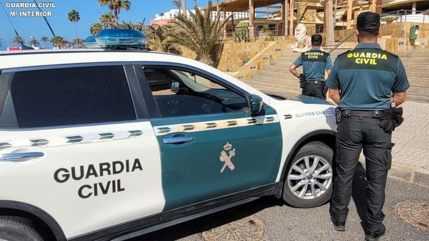 Agentes y vehículo policial de la Guardia Civil, en Fuerteventura (Islas Canarias).