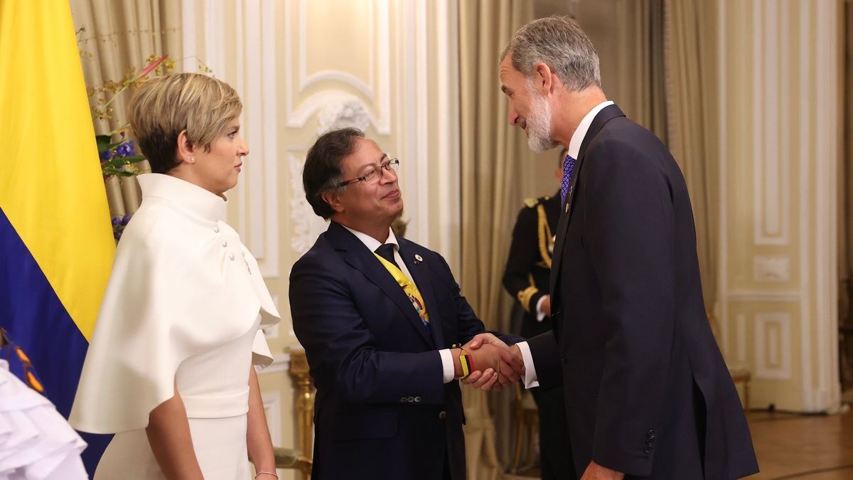 Felipe VI saluda al recién investido presidente de Colombia, Gustavo Petro.