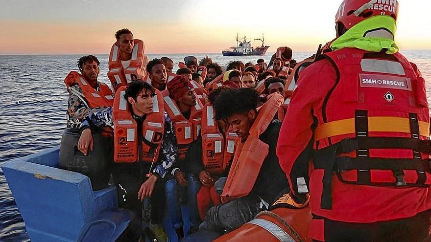 Un rescate en el Mediterráneo a cargo de Salvamento Marítimo Humanitario (SMH). | FOTO: UNAI BEROIZ