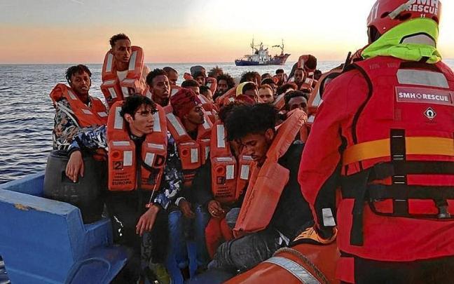 Un rescate en el Mediterráneo a cargo de Salvamento Marítimo Humanitario (SMH). | FOTO: UNAI BEROIZ Un rescate en el Mediterráneo a cargo de Salvamento Marítimo Humanitario (SMH). | FOTO: UNAI BEROIZ