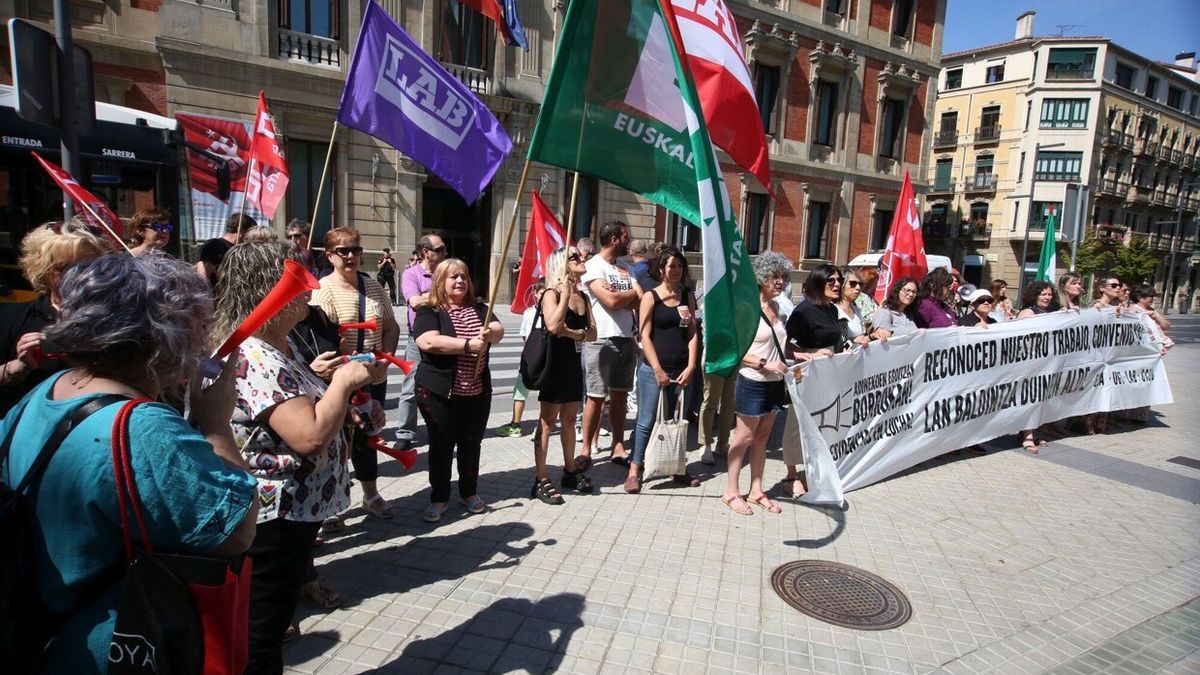 Imagen de archivo de una reciente concentración de los sindicatos ELA, UGT, LAB y CCOO en demanda de un convenio en el sector de las residencias.