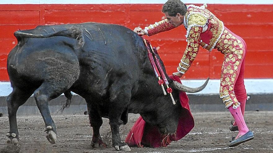 Ángel Téllez, toreando con la mano baja. | FOTOS: JOSÉ MARI MARTÍNEZ