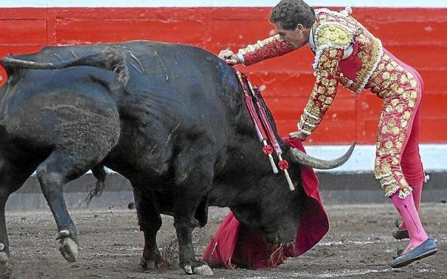 Ángel Téllez, toreando con la mano baja. | FOTOS: JOSÉ MARI MARTÍNEZ